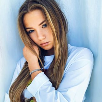 JuliΛ BeΛutx