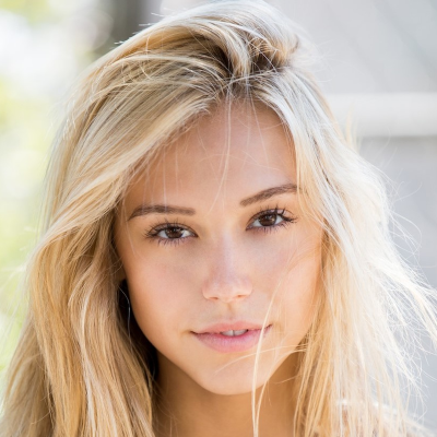 Alexis Ren